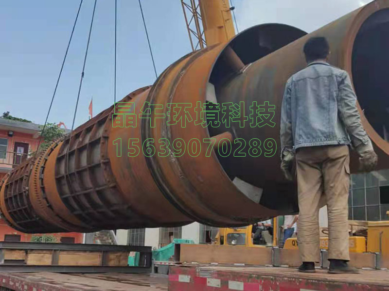 晶午环境科技公司为客户定做的垃圾碳化机装车发货中
